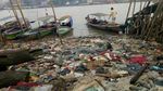 Foto: Lautan Sampah Sungai Musi di Jembatan Ampera
