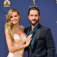 Sementara itu, sang kekasih memilih setelan dengan kemeja midnight blue yang kancing kerahnya dibiarkan terbuka. (Foto: Matt Winkelmeyer/Getty Images)