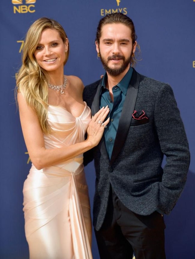 Sementara itu, sang kekasih memilih setelan dengan kemeja midnight blue yang kancing kerahnya dibiarkan terbuka. (Foto: Matt Winkelmeyer/Getty Images)