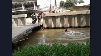 Kolam renang buat anak Bekasi itu tidak terbatas. (Foto: Twitter)