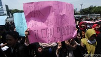 Pak dewan ada mahluk ilegal di kampus kami bunyi salah satu poster yang mereka bawa.