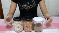 Ada lagi ide unik dengan mengandalkan toples di rumah. Sisakan ruang kecil di dalam toples dan isi dengan berbagai macam bahan makanan, maka tak akan ada orang yang sadar kalau ada uang tersimpan di dalam toples itu. Istimewa/Boredpanda.