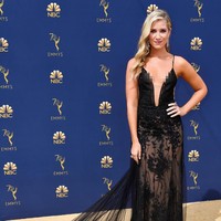 Gaun semi-menerawang dari Kristine Leahy, semakin seksi dengan kerah plunging. Foto: Getty Images