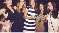 Bersama teman-temannya, Constance merayakan ulang tahun salah satu diantara mereka. Minuman apa ya yang dinikmati Constance? Foto: Instagram constancewu