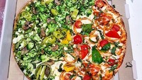 Pizza yang ini dijamin sehat karena mengandung banyak sayuran. Ada brokoli, jamur, paprika hingga tomat ceri. Selain sehat, tampilannya juga menarik kan. Apalagi ditambah topping keju. Foto : instagram @chilli_n_c.h.o.c.o.l.a.t.y