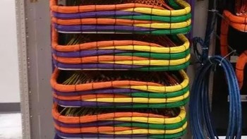 Karenanya kabel-kabel perlu disusun rapi. Foto: Ultralink