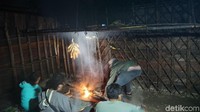 Jika tak ada pendatang seperti kami, semua hewan peliharaan akan dimasukkan ke dalam rumah panggung itu, seperti anjing hingga babi. Ini karena cuaca dingin dan perlu menghangatkan diri lewat kayu yang dibakar dan bikin sesak nafas (Masaul/detikTravel)  