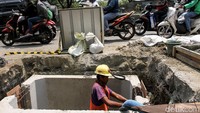 Proyek dengan kedalaman kurang lebih 3 meter ini masing - masing berjarak 5 meter.