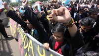 Mereka meminta DPR memanggil Yayasan Perguruan Cikini dan Rektor ISTN terkait adanya kasus pemberian sanksi skorsing terhadap mahasiswa.