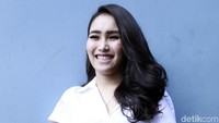 Ayu tampak menawan dengan dress putih. Pool/Palevi S/detikFoto.