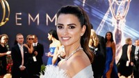 Penelope Cruz awalnya tampil dengan gaun putih berumbai yang dikerjakan secara manual yakni dengan tangan. Rich Polk/Getty Images for IMDb