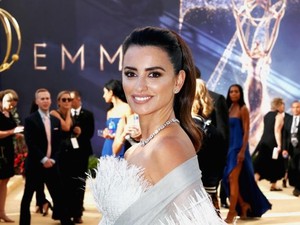 Cantiknya Penelope Cruz dengan Gaun Rumbai yang Dijahit Tangan 280 Jam