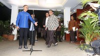 Ahmad Muzani dan Eddy Soeparno bersiap memberikan keterangan pers usai rapat di kediaman Prabowo.