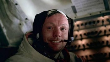 Neil Armstrong adalah orang pertama yang menginjakkan kaki di bulan lewat misi Apollo 11 pada Juli 1969. Armstrong menjadi astronot NASA pada tahun 1962, dan sebelumnya telah terlibat dalam beberapa proyek NASA seperti misi Gemini 8 pada tahun 1966. (Foto: Mental Floss)
