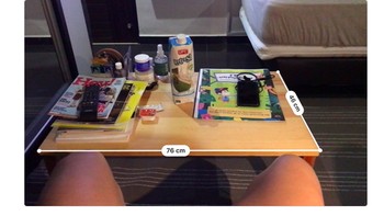 Bukan sambil menyelam minum air, kalau yang ini istilahnya adalah sambil duduk mengukur meja. (Foto: Twitter)