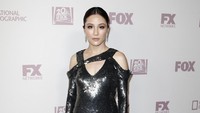 Constance Wu terlihat menawan dengan dress hitam metalik saat menghadiri acara Emmy Awards 2018 di California, AS pada Senin (17/9) waktu setempat. Tibrina Hobson/Getty Images