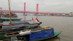 Foto: Lautan Sampah Sungai Musi di Jembatan Ampera
