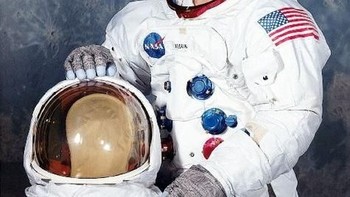 Edwin Buzz Aldrin bergabung menjadi astronot NASA pada Juli 1963 dan mendarat di Bulan lewat misi Apollo 11 pada tahun 1963. Ia menjadi orang kedua yang menginjakkan kaki di Bulan dan menemani Armstrong menjelajahi Bulan. (Foto: Mental Floss)