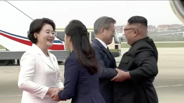 Mesranya Moon Jae-In Berpelukan dengan Kim Jong Un