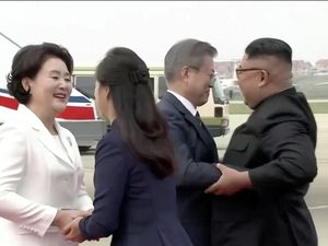 Mesranya Moon Jae-In Berpelukan dengan Kim Jong Un
