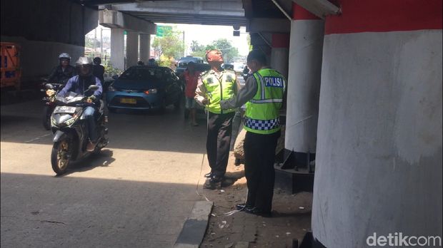 Polisi melakukan olah TKP anggota Densus 88 ditabrak di Jl Bekasi Timur, Jaktim, Selasa (18/9/2018)