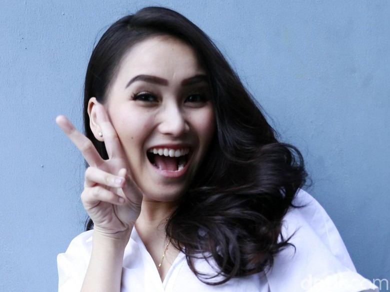 Satu Kata dari Ayu Ting Ting untuk Ayah Rojak Satu Kata dari Ayu Ting Ting untuk Ayah Rojak