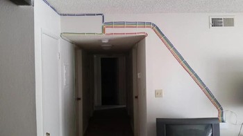 Penyusunan kabel tidak hanya di pusat data, bisa pula dilakukan di rumah. Foto: Ultralink