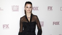Di acara selanjutnya ia tampak mengganti gaunnya itu menjadi dress hitam semi transparan. Tibrina Hobson/Getty Images