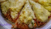 Kalau mau pizza dengan lelehan keju yang berlimpah, coba buat sendiri di rumah. Seperti pizza ini yang kejunya sampai menutupi semua topping. So cheesy! Foto : instagram @foodiemoni