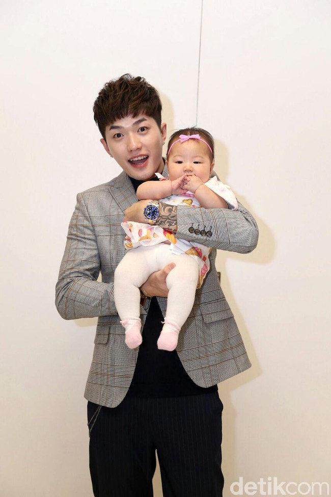 Terakhir ada Lee Jeong Hoon. Pria asal Korea itu mengawali kariernya di Indonesia sebagai anggota boyband Hitz. Namun setelahnya ia memutuskan untuk keluar dan menjajal peruntungannya di dunia akting dengan menjadi aktor sekaligus presenter. Nama Lee Jeong Hoon sendiri sempat ramai diperbincangkan karena disebut-sebut telah merebut istri sahabatnya, Moa Aeim. Alih-alih malu, Lee Jeong Hoon justru bangga dan mengklaim dirinya sebagai Ketua Pebinor (Perebut Bini Orang) Nasional. Foto: Ismail/detikFoto