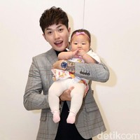 Terakhir ada Lee Jeong Hoon. Pria asal Korea itu mengawali kariernya di Indonesia sebagai anggota boyband Hitz. Namun setelahnya ia memutuskan untuk keluar dan menjajal peruntungannya di dunia akting dengan menjadi aktor sekaligus presenter. Nama Lee Jeong Hoon sendiri sempat ramai diperbincangkan karena disebut-sebut telah merebut istri sahabatnya, Moa Aeim. Alih-alih malu, Lee Jeong Hoon justru bangga dan mengklaim dirinya sebagai Ketua Pebinor (Perebut Bini Orang) Nasional. Foto: Ismail/detikFoto