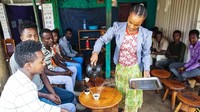 Kegiatan nongkrong minum kopi bersama bisa ditemui di hampir setiap jalan di Ethiopia. Hutan Mankira terancam punah. Menurut Unesco, 40 tahun yang lalu hutan menutupi sekitar 40% dari permukaan tanah Ethiopia dan hari ini hanya tersisa sekitar 3% (Thomas Lewton/BBC Travel)