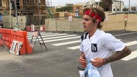 Terlihat Justin Bieber sedang berolahraga lari di jalanan. (Instagram/justinbieber)
