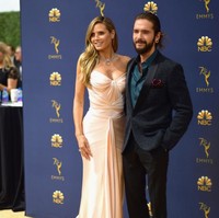 Ajang Emmy Awards 2018 juga tak dilewatkan oleh model senior Heidi Klum. Reality show pencarian bakat desainer yang dipandunya, Project Runway, masuk nominasi ajang Oscars-nya program TV itu. Ia muncul bersama pacar mudanya, Tom Kaulitz. (Foto: Matt Winkelmeyer/Getty Images)
