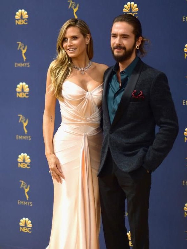Ajang Emmy Awards 2018 juga tak dilewatkan oleh model senior Heidi Klum. Reality show pencarian bakat desainer yang dipandunya, Project Runway, masuk nominasi ajang Oscars-nya program TV itu. Ia muncul bersama pacar mudanya, Tom Kaulitz. (Foto: Matt Winkelmeyer/Getty Images)