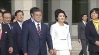 Presiden Korsel Moon Jae-In bertolak dari Seoul tadi pagi didampingi dengan istrinya. Foto: KBS/via REUTERS TV