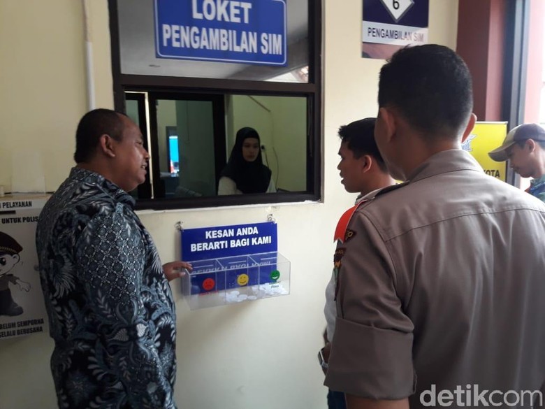 Proses perpanjangan SIM. Foto: Isal Mawardi/detikcom Proses perpanjangan SIM. Foto: Isal Mawardi/detikcom