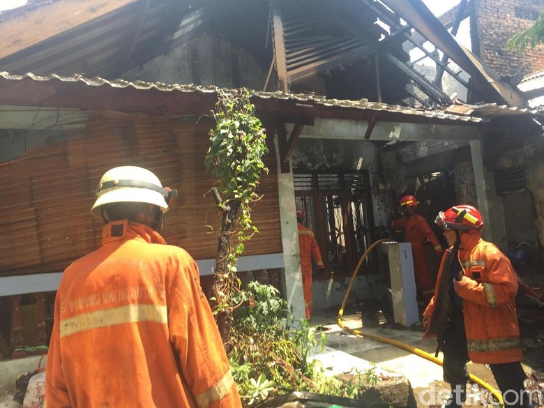 Korsleting Listrik, 4 Rumah dan 1 Warung di Pulogadung Terbakar Korsleting Listrik, 4 Rumah dan 1 Warung di Pulogadung Terbakar