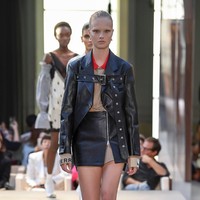 Rasa punk di koleksi terbaru Burberry terasa lewat kehadiran jaket bikers hitam berbahan kulit dengan sabuk di bagian dada. Jaket tersebut dipadukan dengan blus beige bergaya formal dengan rok kulit beraksen ritsleting di bagian depan. Di tangan Riccardo, kesan pemberontak yang selama identik dengan budaya punk berpadu apik dengan elegansi Burberry sebagai rumah mode yang eksis sejak 162 tahun itu. (Foto: Dok. Vogue)