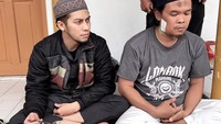 Duo gering, tulisnya. Gering sendiri merupakan bahasa sunda yang artinya sakit. Ia dan temannya terlihat melahap semangkuk bubur ayam bersama. Foto: Instagram sunumatta