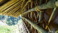 Kayu-kayu pembangun Rumah Kaki Seribu diikat menggunakan rotan. Rumah ini ada di seluruh Kabupaten Pegunungan Arfak (Masaul/detikTravel)  