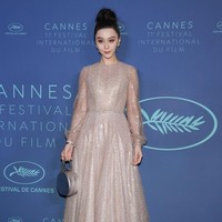Fan Bingbing terlihat seperti princess saat menghadiri gala dinner Festival Film Cannes 2018. Festival film tersebut menjadi acara publik terakhir yang didatanginya sebelum dia menghilang karena kasus penggelapan pajak. Foto: Getty Images
