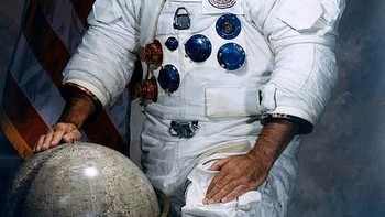 James Irwin merupakan pilot Lunar Module di misi Apollo 15. Bersama dengan Scott, ia menghabiskan 18,5 jam untuk menjelajahi Bulan dan mengumpulkan sampel bebatuan Bulan. (Foto: Wikipedia)