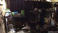 Rumah Kaki Seribu hanya ada dua ruangan. Ruangan pertama untuk tidur dan memasak lalu ruangan kedua untuk menyimpan alat-alat masak atau biasa disebut gudang (Masaul/detikTravel)  