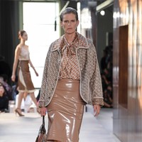 Koleksi ini juga diwarnai motif monogram baru Burberry yang berbentuk huruf B yang saling berkaitan. Namun, Riccardo tetap menyertakan motif kotak-kotak Burberry yang ikonis itu pada rancangannya ini. (Foto: Dok. Vogue)