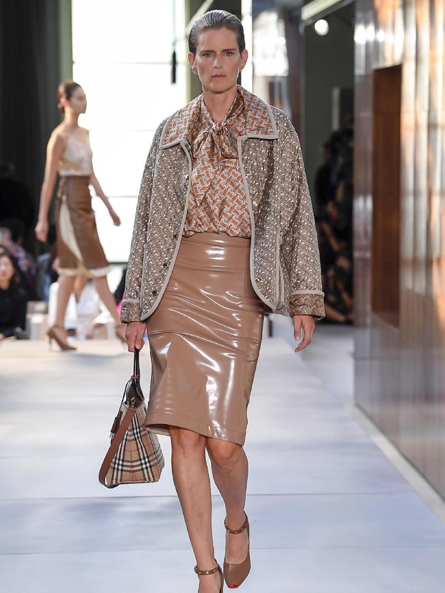 Koleksi ini juga diwarnai motif monogram baru Burberry yang berbentuk huruf B yang saling berkaitan. Namun, Riccardo tetap menyertakan motif kotak-kotak Burberry yang ikonis itu pada rancangannya ini. (Foto: Dok. Vogue)