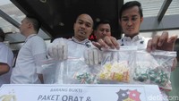 Petugas kepolisian menunjukkan butir-butir obat keras ilegal dan obat palsu yang masuk dalam daftar G. Obat-obatan itu berhasil diamankan pihak kepolisian dari berbagai wilayah di Jabodetabek.