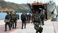 100 prajurit TNI Korps Zeni dari Pasukan Marinir-1 Jakarta dan Pasukan Marinir-2 Surabaya tiba di Pelabuhan Lembar, Kecamatan Sekotong, Mataram, Lombok Barat, Nusa Tenggara Barat, Selasa (18/9/2018). Pool/Marinir.