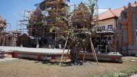 Sejumlah pekerja juga terlihat masih menyelesaikan pahatan ornamen khas Bali di gapura ini. Untuk diketahui area VVIP ini merupakan area khusus bagi para perdana menteri hingga presiden .