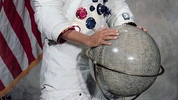 Charles Duke Jr merupakan pilot Lunar Module di misi Apollo 16 dan orang ke-10 yang pernah menginjakkan kaki di Bulan. Ia sebelumnya pernah terlibat dengan misi Apollo 11 sebagai Capcom. (Foto: Wikipedia)